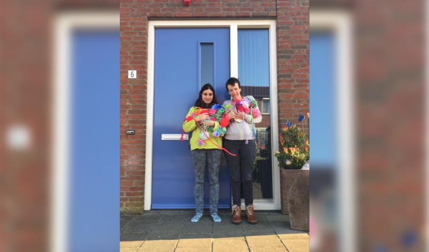 Bewoners en cliënten van Tragel zorgden voor een hartverwarmende verrassing. Op de foto: bewoners Ashton Stam (links) en Ann de Bakker (rechts).