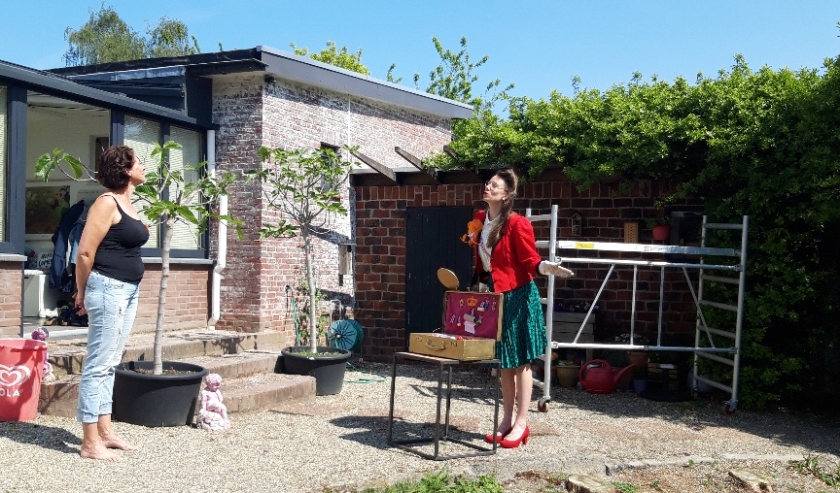 Petra Asselman werd afgelopen Koningsdag verrast door haar collega's, vanwege haar 25-jarige carriere in het onderwijs.