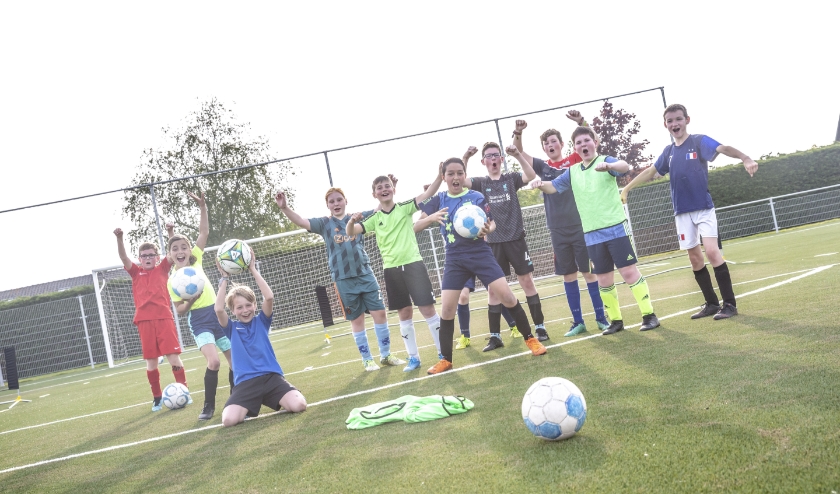 De jeugd mag eindelijk weer sporten en bewegen! De jeugdleden van VV Hontenisse stonden dan ook weer dolenthousiast op het veld.