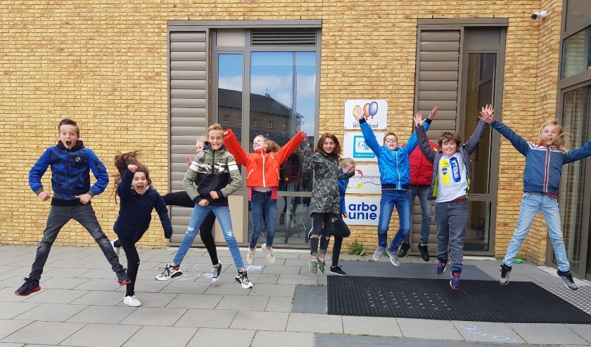 Groep 8 van juffrouw Dominique Cambier van de Sint Bavoschool in Oostburg sprong afgelopen maandag enthousiast de schoolbanken weer in.