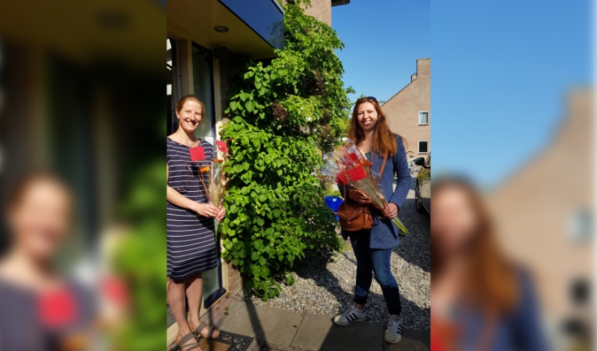 De leerkrachten van de Sint Bavoschool in Oostburg verrassen vandaag alle moeders met bloemen.