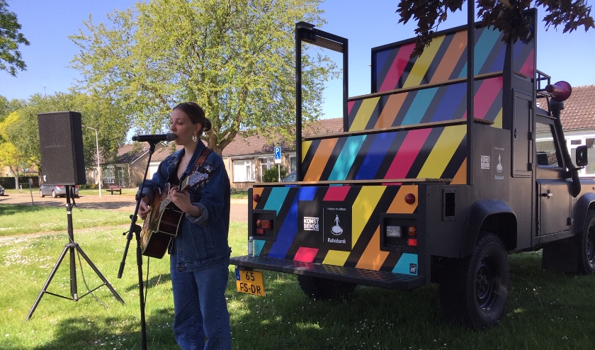 De 17-jarige singer-songwriter Sigourney de Roos trad op voor haar oma, die nog thuis woont in Kloosterzande.