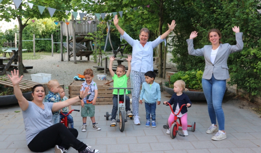 Kinderopvang Zeeuws-Vlaanderen viert vandaag haar veertigjarig jubileum. In het midden directeur-bestuurder Rianne Vons op de locatie Foxkidz Villa Reyntje in Hulst.