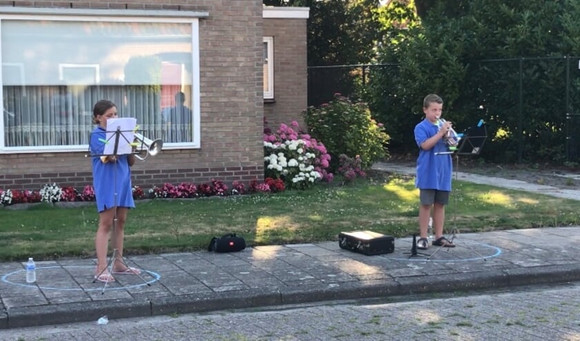 De leerling blazers van Fanfare Vrijheid Eendracht uit Lamswaarde brachten vorige week mini troost concerten ten gehore.