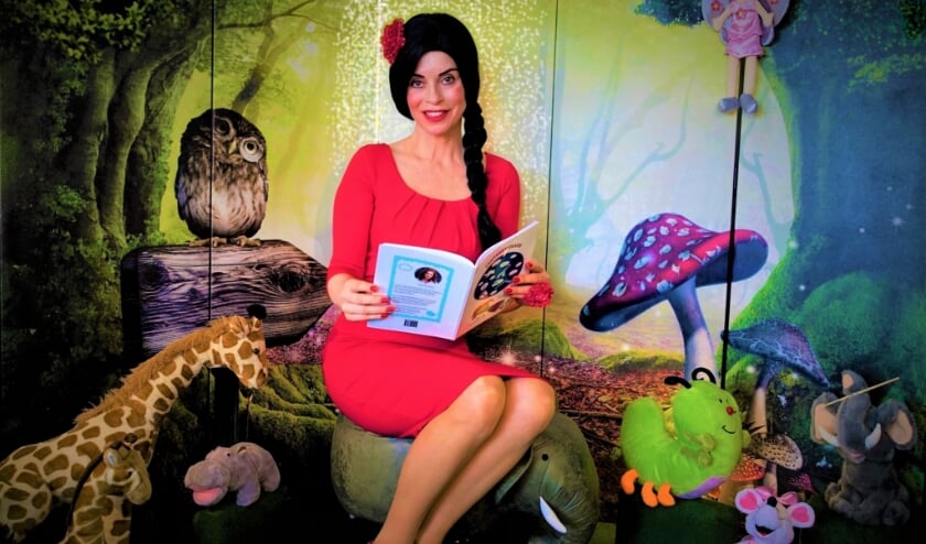 Anouschka Harms als sprookjesfiguur in haar promotiefilmpje voor het kinderboek 'Fantasiewolkjes'.