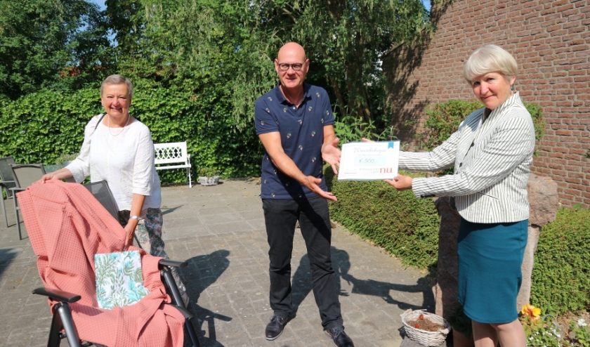 Vrouwen van Nu Terneuzen schonk 500 euro aan Stichting Hospice Zeeuwsch Vlaanderen, voor nieuwe plaids en lakens.
