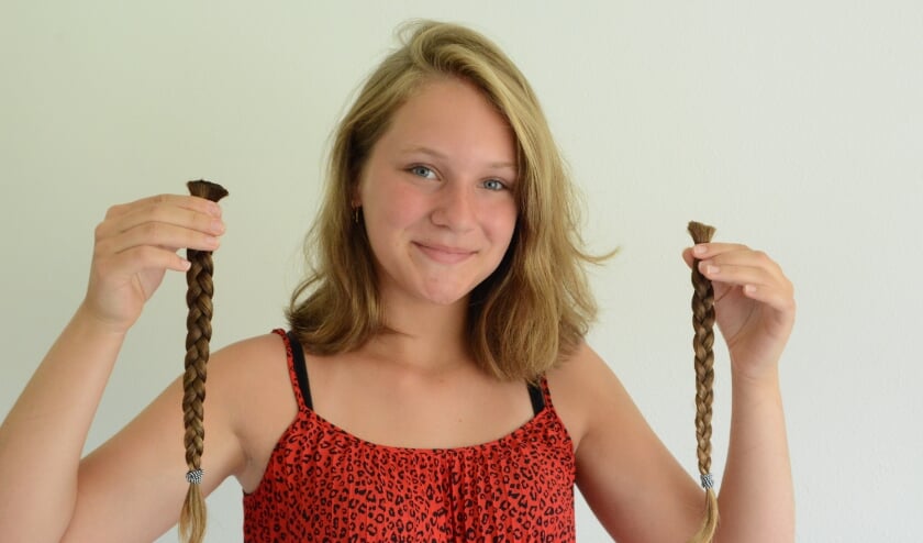 De 14-jarige Lore Tonneijk uit Axel doneert voor de tweede keer haar haar aan Stichting Haarwensen.