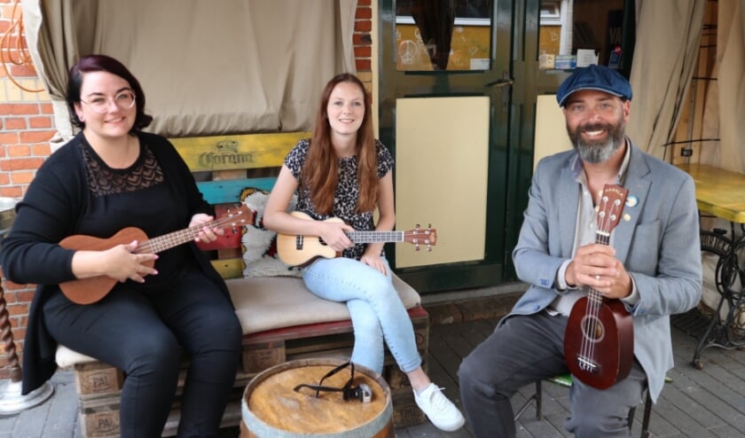 Daniëlle van de Wege, Nathalie Huigen en Menno Vink starten vanaf donderdag 9 juli met een ukelele club bij café Luwak in Terneuzen.