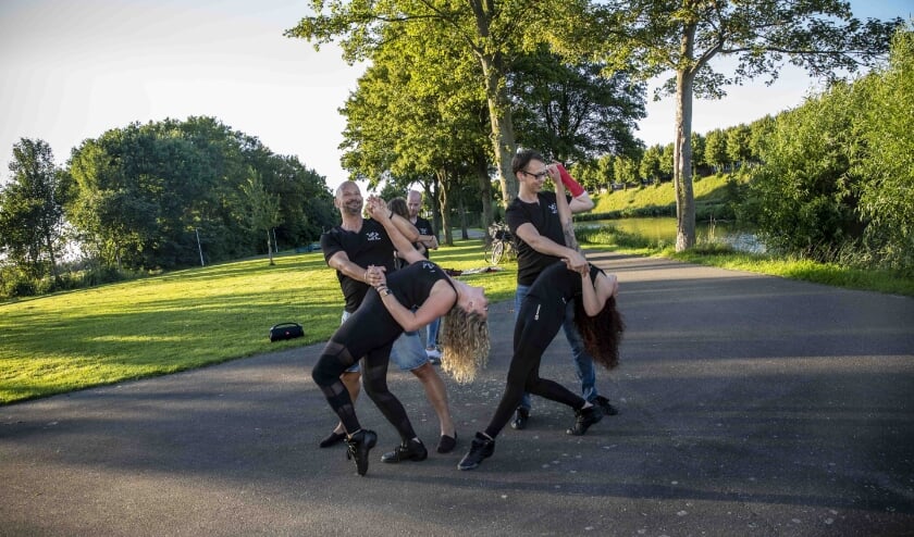 De dansers en danseressen van Just Zouk Urban Flow mogen weer dansen, in het stadspark in Hulst.