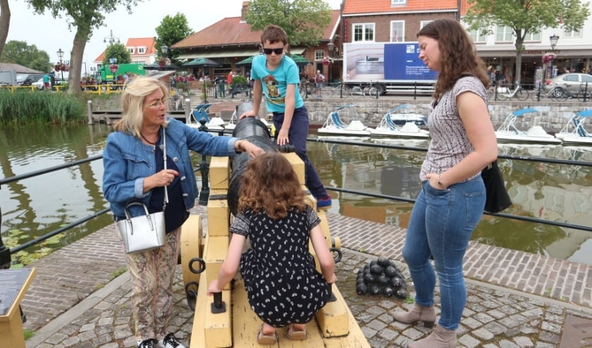 Tessa en Koen Dankers en hun moeder Lineke Heijneman uit Eindhoven luisteren met veel interesse naar stadsgids Diane Dewaele (links).