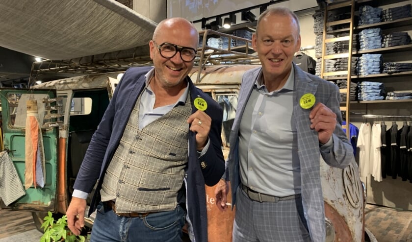Peter en Johan van Westen met de button 'Niet te dicht bie eeh!' bij Van Westen mannen in Zaamslag.