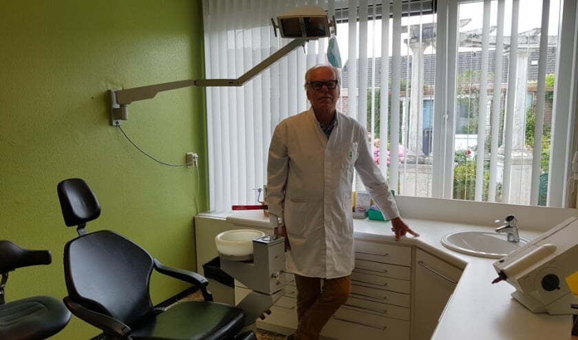 Aan de Steeland in Westdorpe huist al sinds 35 jaar een tandprothetische kliniek. Deze wordt gerund door Cees van Toor.