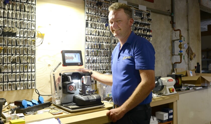 Slotenmaker Dimitri van Rie uit Schoondijke beschikt sinds vorig jaar over een computergestuurde sleutelmachine.