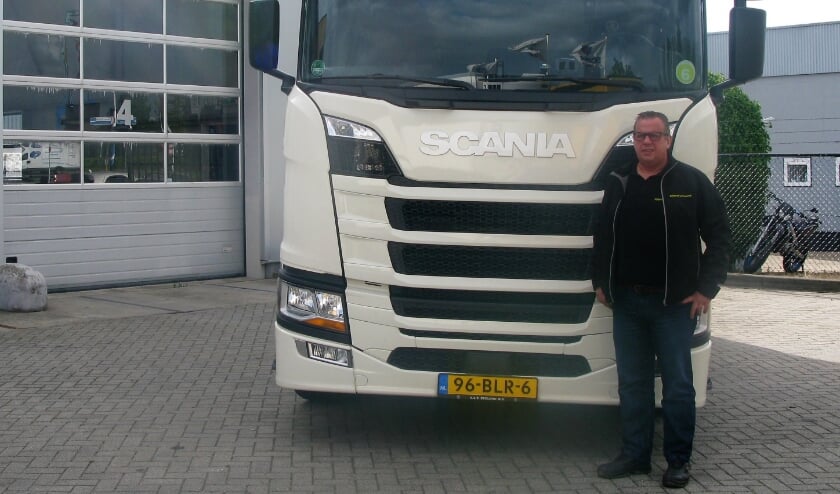 Peter Dijkgraaf poetst ook trucks op de locatie van DHC BV te Terneuzen.
