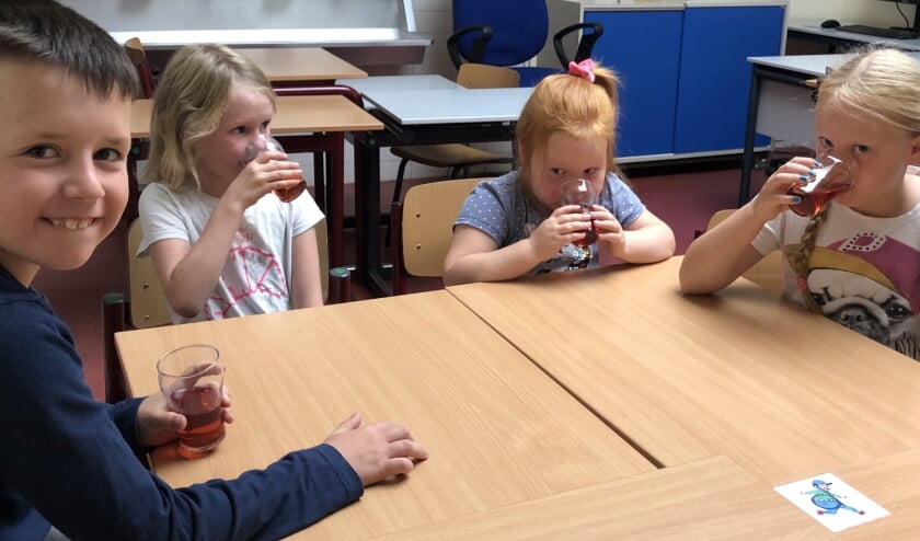 Als welkom terug uit de coronatijd en om te proosten op een fijne vakantie, bood Juutsom de Scoba-scholen een glaasje sap aan.