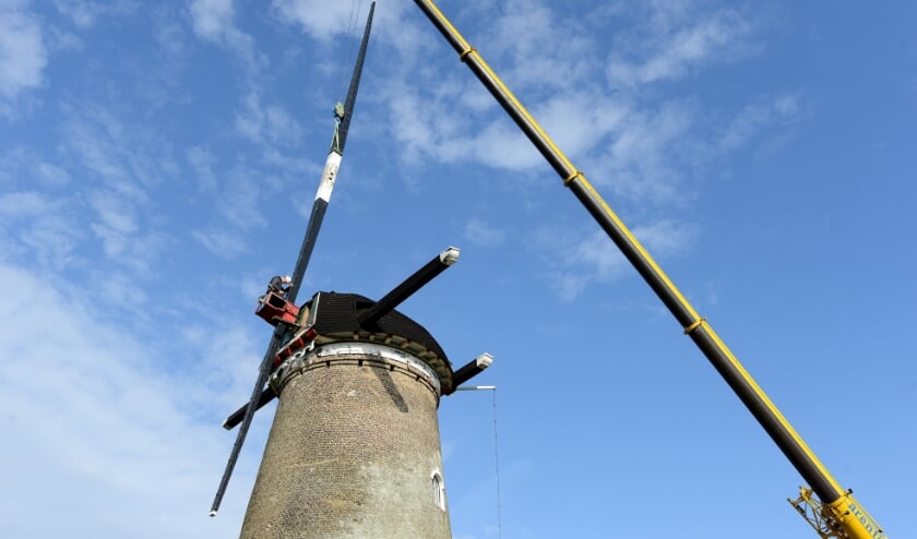 De roedes worden opgehesen met behulp van een grote telescoopkraan.