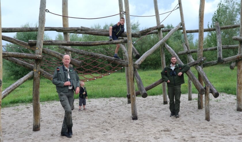 Bij de Braakmanboerderij in Biervliet is een leuk speelbos te ontdekken, laten boswachters Karel Leeftink (links) en Stijn Steurrijs (rechts) zien.