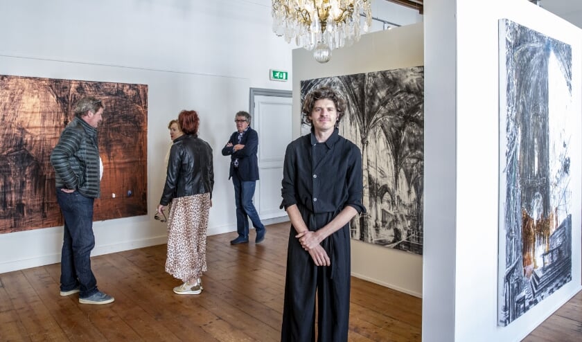 Sytze Apers heeft zijn eigen expositie met ‘surrealistische kerkinterieurs’ in ’s Landshuis in Hulst.