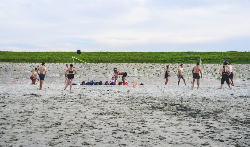 Veilig op afstand sporten in de buitenlucht. Nu de zomerse temperaturen eindelijk zijn aangebroken, kan het weer!