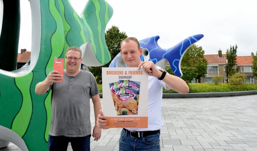 Danny Hoogesteger (vooraan) en Jurgen Brand krijgen enthousiaste reacties op de dinerkaartactie.