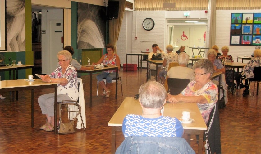 Bingo in de Vlaschaard in Koewacht, Tilly leest de getallen duidelijk voor en Marleen zorgt voor de controle van de winnende bingokaarten. Foto Annemie van Roij