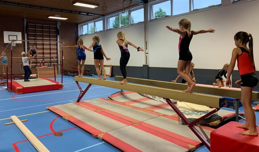 Een turnoefening op de balk. Foto gymnastiekvereniging Voorwaarts