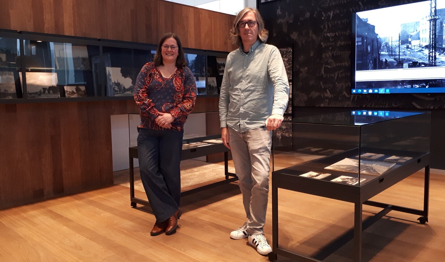 Janneke van den Berg (archief-medewerker) en Rob Urban (gemeentearchivaris) bij de nieuwe studiezaal in het raadhuis.