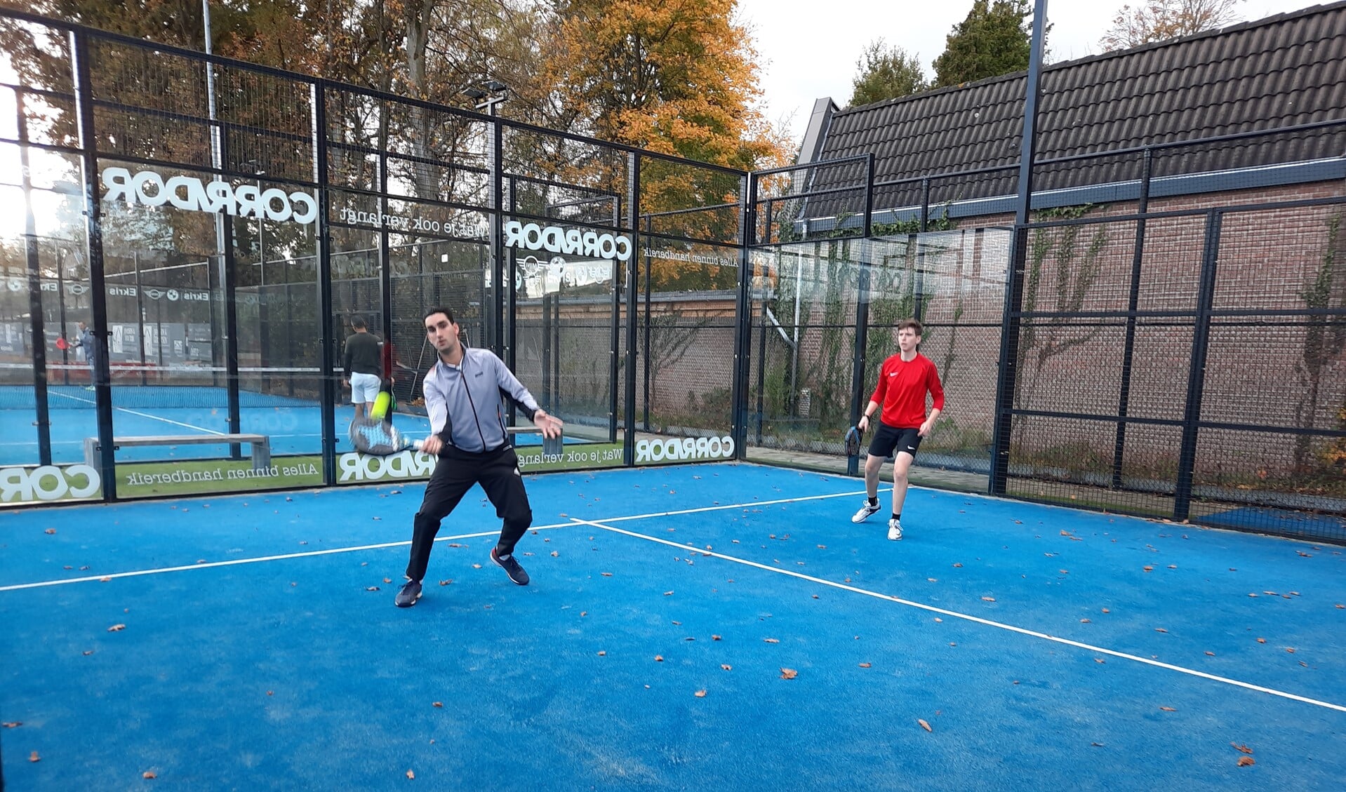Padel tennis wordt steeds populairder, ook in Veenendaal bij de tennisverenigingen VTC en Spitsbergen