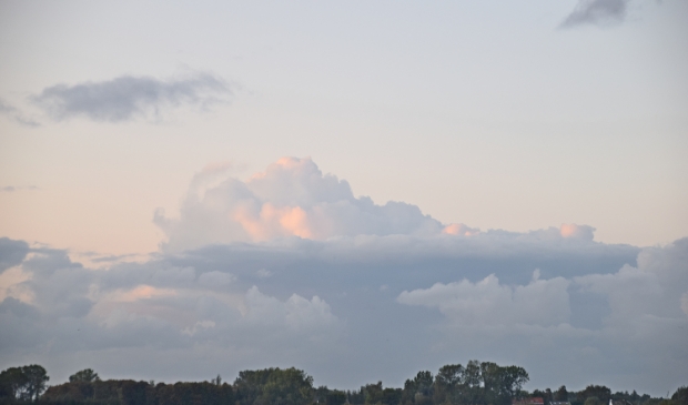 <p>paddenstoelwolk in de vroege avond</p>