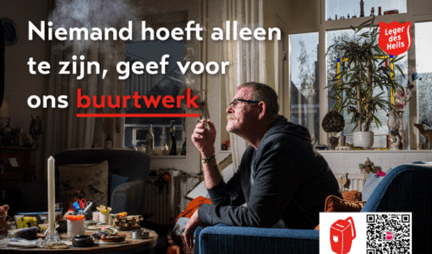Op de foto zien we Gerard, een van de vele mensen die veel baat heeft bij het buurtwerk van het Leger. Met het scannen van de QR-code kunt u gemakkelijk aan de collecte van het Leger des Heils doneren. Door dit te doen, helpt u het Leger des Heils om dichtbij te blijven bij mensen als Gerard. Omdat niemand alleen hoeft te zijn