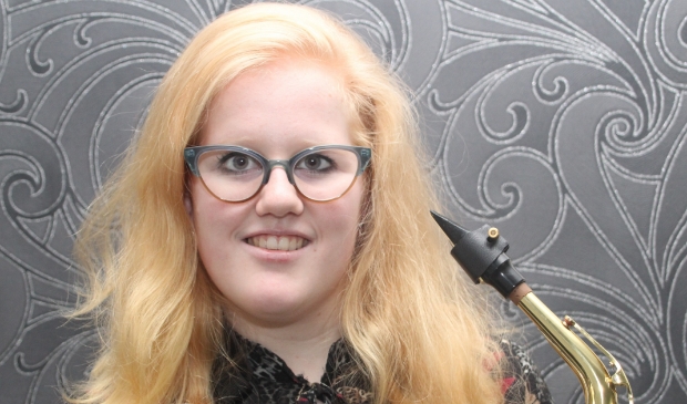 <p>Sabine met haar favoriete instrument, de altsaxofoon</p>