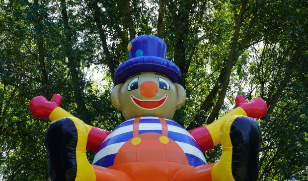 De mascotte op de klimtoren overziet het feest.