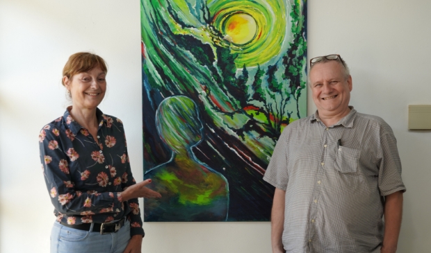 Anne-Marie en Jan bij een van hun schilderijen