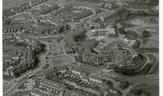 Luchtfoto van het winkelcentrum De Donk en het appartementencomplex De Apenrots uit 1983