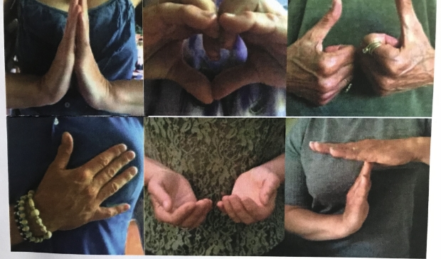 Met deze handgebaren bedanken de kunstenaars de deelnemers voor hun deelname aan het project.