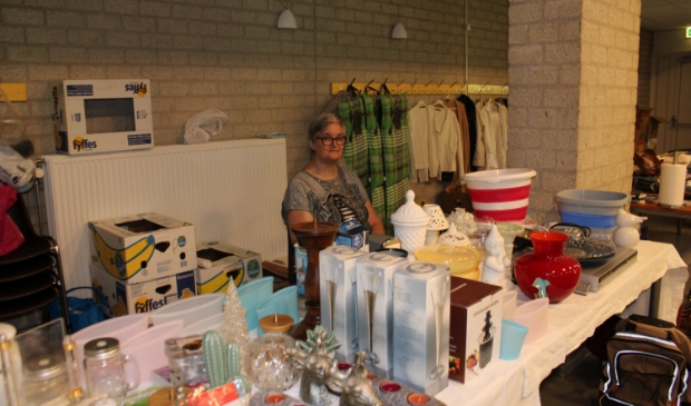 Mevrouw Vingerhoeds achter haar kraam in buurthuis Gageldonk