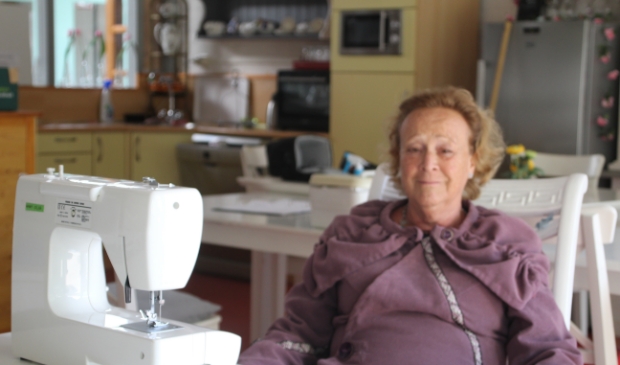 <p>Jacqueline en een naaimachine, voor velen een bekend beeld.</p>