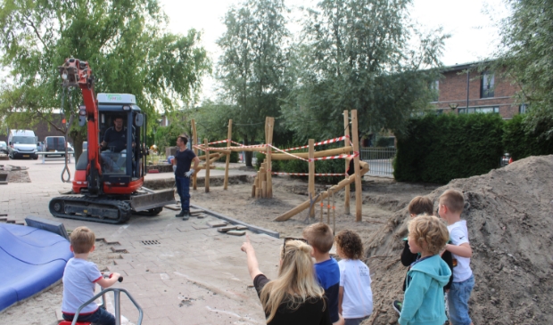 De kinderen kijken belangstellend naar de werkzaamheden