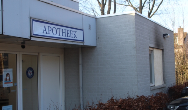 <p>Apotheek Haagse Beemden met rechts in beeld het dichtgetimmerde raam.</p>