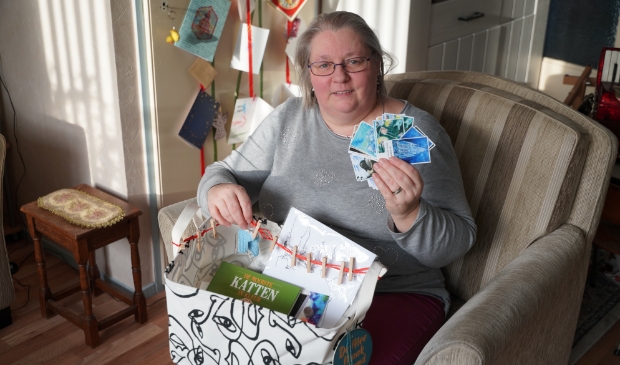 <p>Anja is blij met de inhoud van de tweede mand.</p>