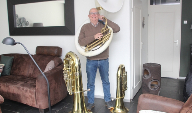 <p>Fred te midden van zijn muziekinstrumenten </p>
