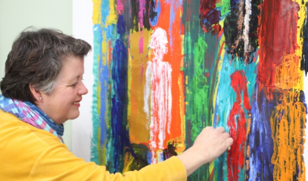 <p>Yvonne aan het werk in haar atelier</p>