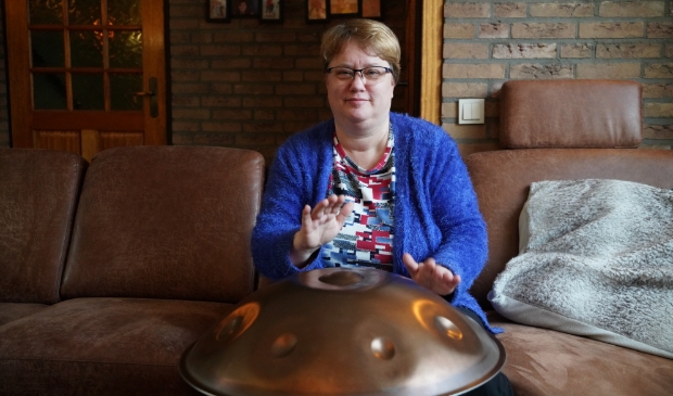 <p>Jolande speelt op haar Handpan.</p>
