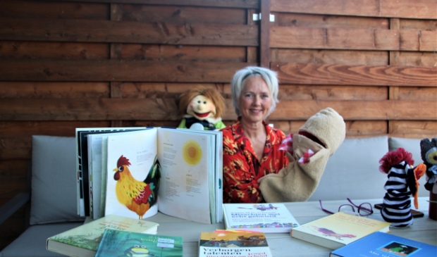 <p>Astrid zet vooral de kunstvorm literatuur in om mensen te verbinden met kunst</p>