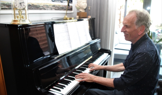 <p>Michel heeft een passie voor het pianospelen</p>