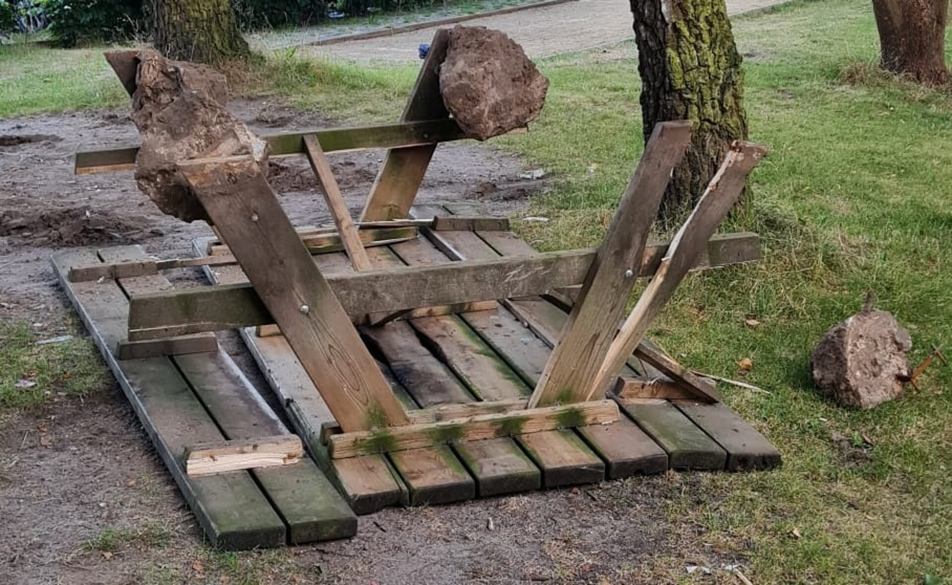 De picknicktafel is uit de grond getrokken, terwijl de poten in beton verankerd waren.