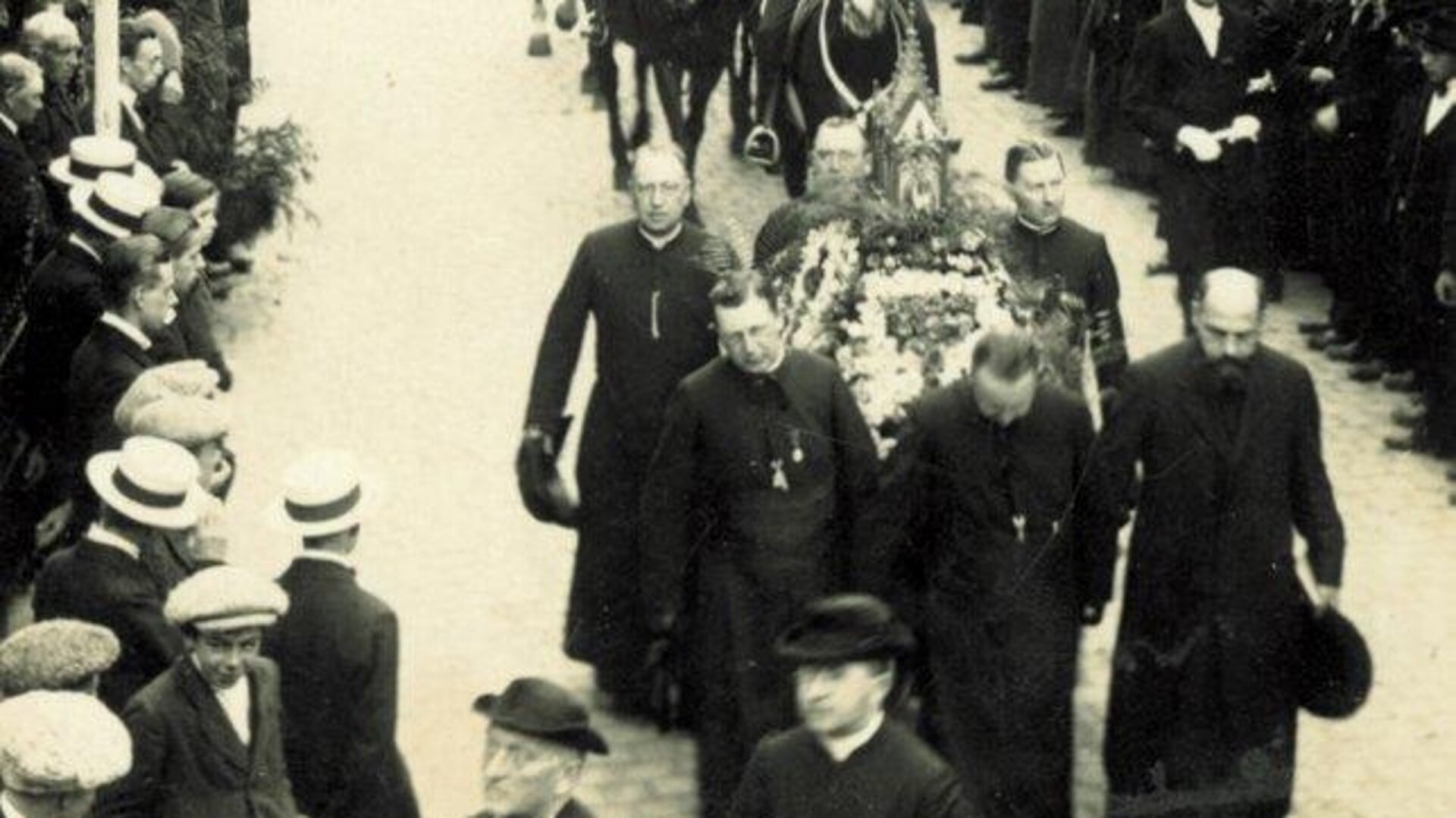 Boxtelse geestelijken dragen het schrijn met de Heilig Bloeddoek in de Clarissenstraat, op weg naar de Sint-Petrusbasiliek.