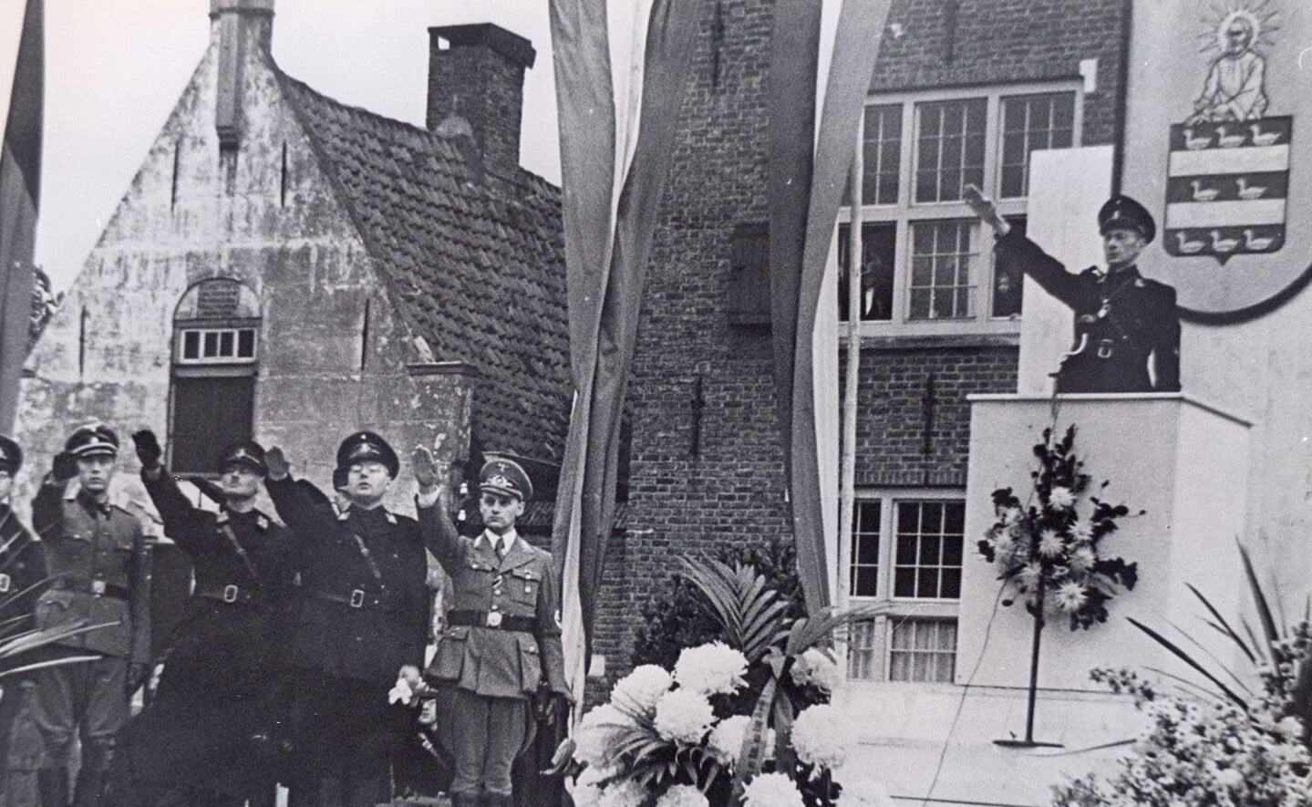 Installatie van NSB-burgemeester René Thomaes op de Markt in Boxtel op 11 oktober 1941.