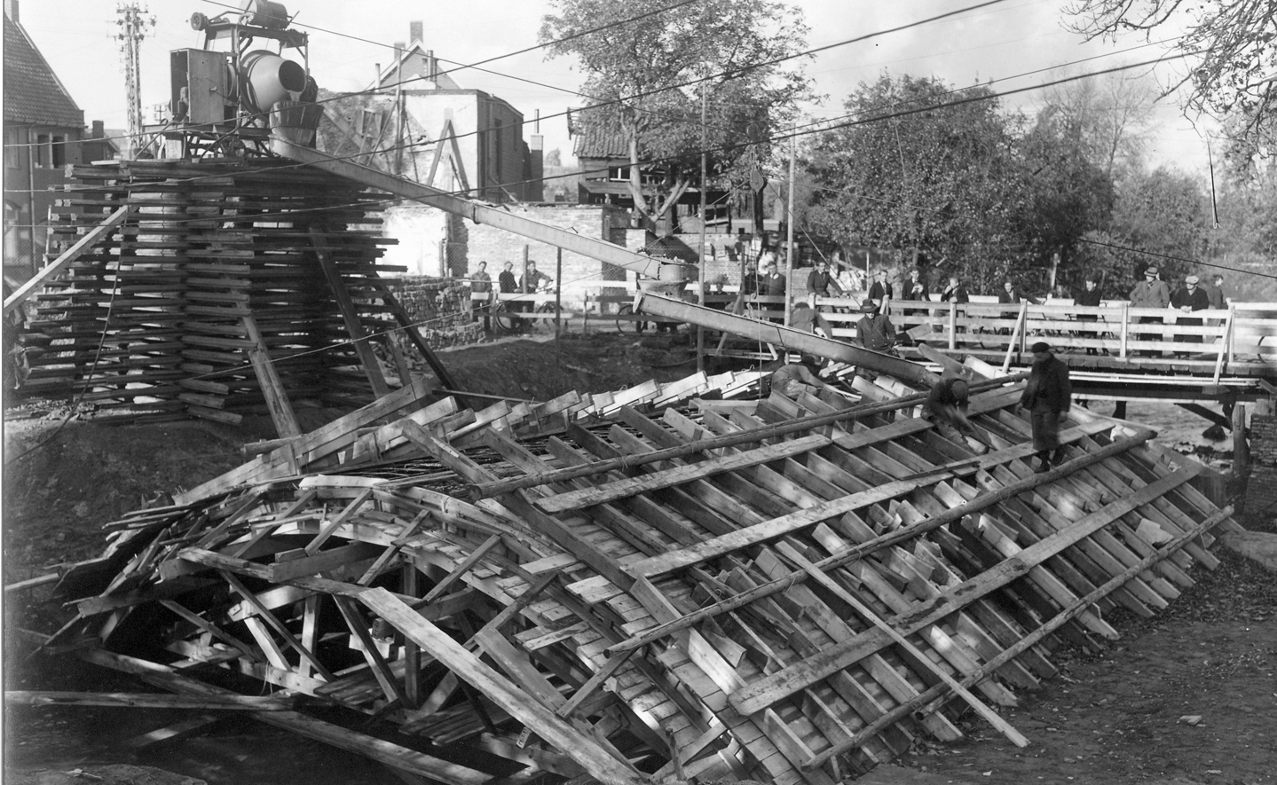 Bouwbedrijf Van Lieshout bouwde de nieuwe Zwaanse Brug. Op de achtergrond de noodbrug die werd aangelegd nadat de Dommeloverspanning door de Duitse bezetters op de laatste oorlogsdag, 24 oktober 1944, was opgeblazen. Het komt ongetwijfeld voorbij tijdens de rondleiding op dinsdag 16 augustus.