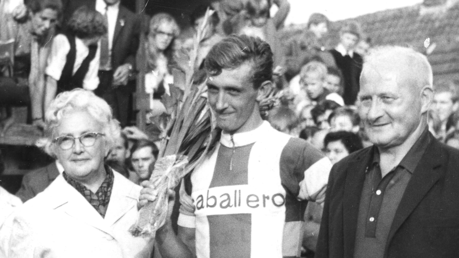 Henk van Vught vlak na zijn overwinning tijdens de Ronde van Liempde, geflankeerd door zijn ouders, de twee trouwste supporters van de Boxtelse wielersensatie van de jaren zestig. 